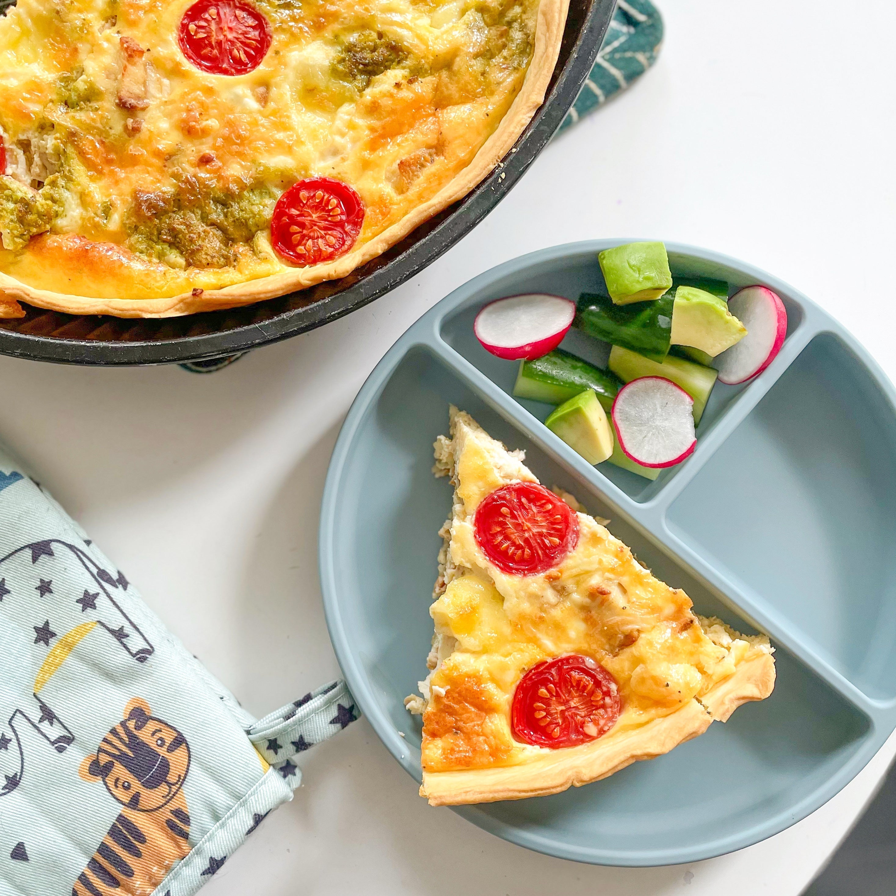 Paj med kalkon, zucchini, ost och pesto