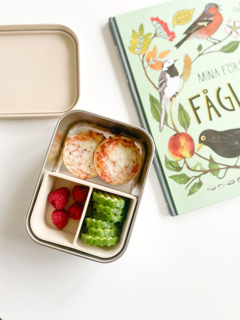 Mellanmål i lunchlåda med avtagbar insats