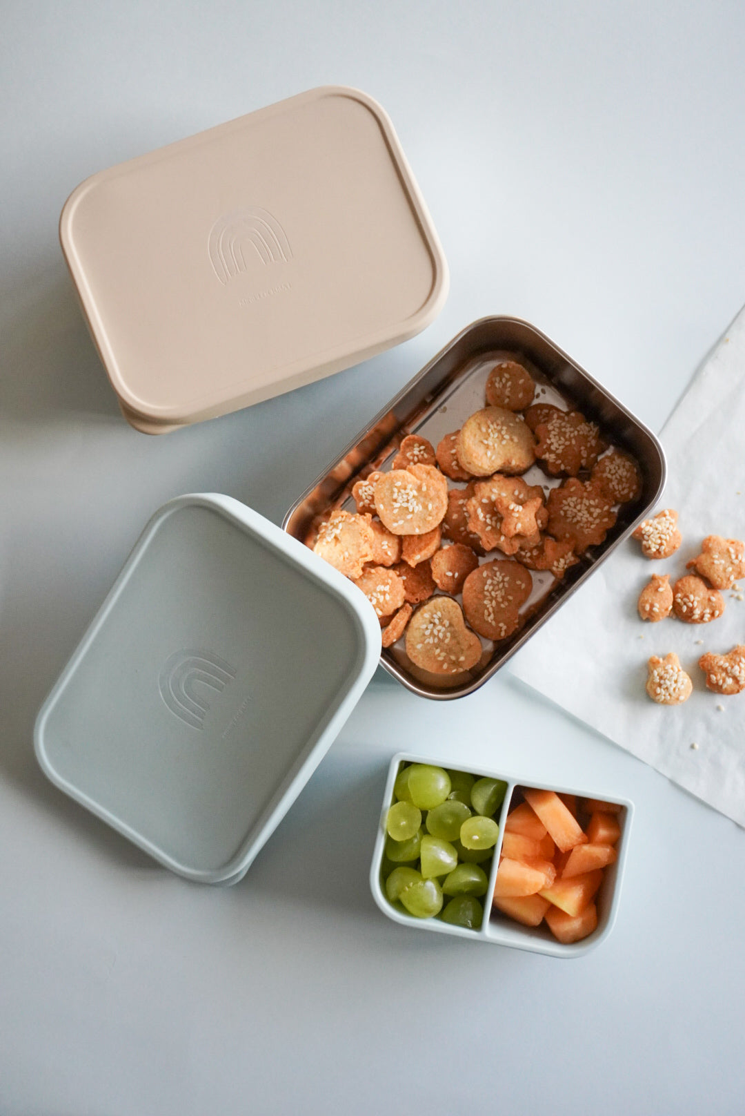 Snackslåda med knapriga ostkex och avtagbar insats i silikon