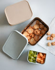Snackslåda med knapriga ostkex och avtagbar insats i silikon