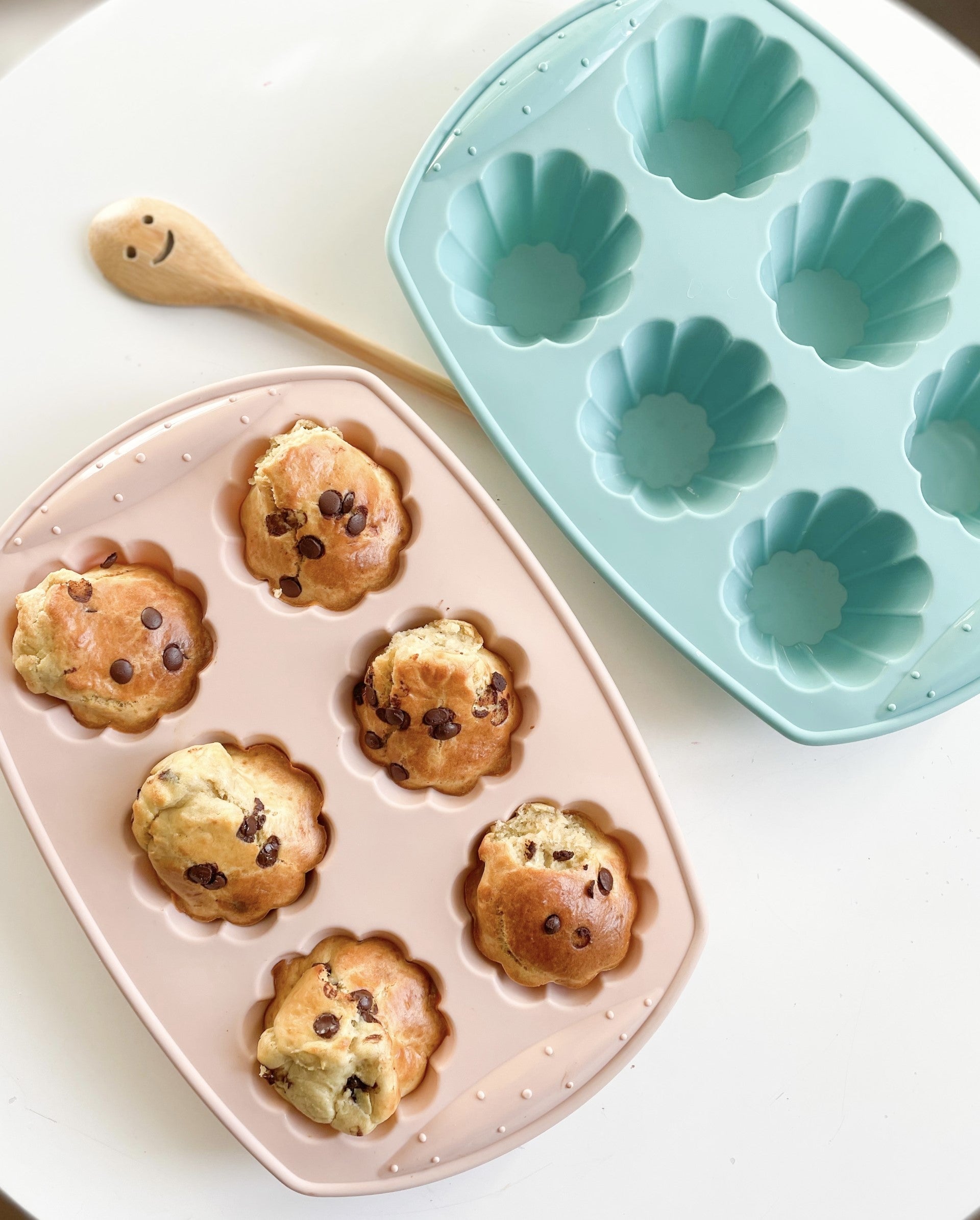 Bananmuffins med chokladknappar bakad i muffinsform i silikon