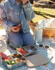 Barn som har picknick med matlåda och mattermos