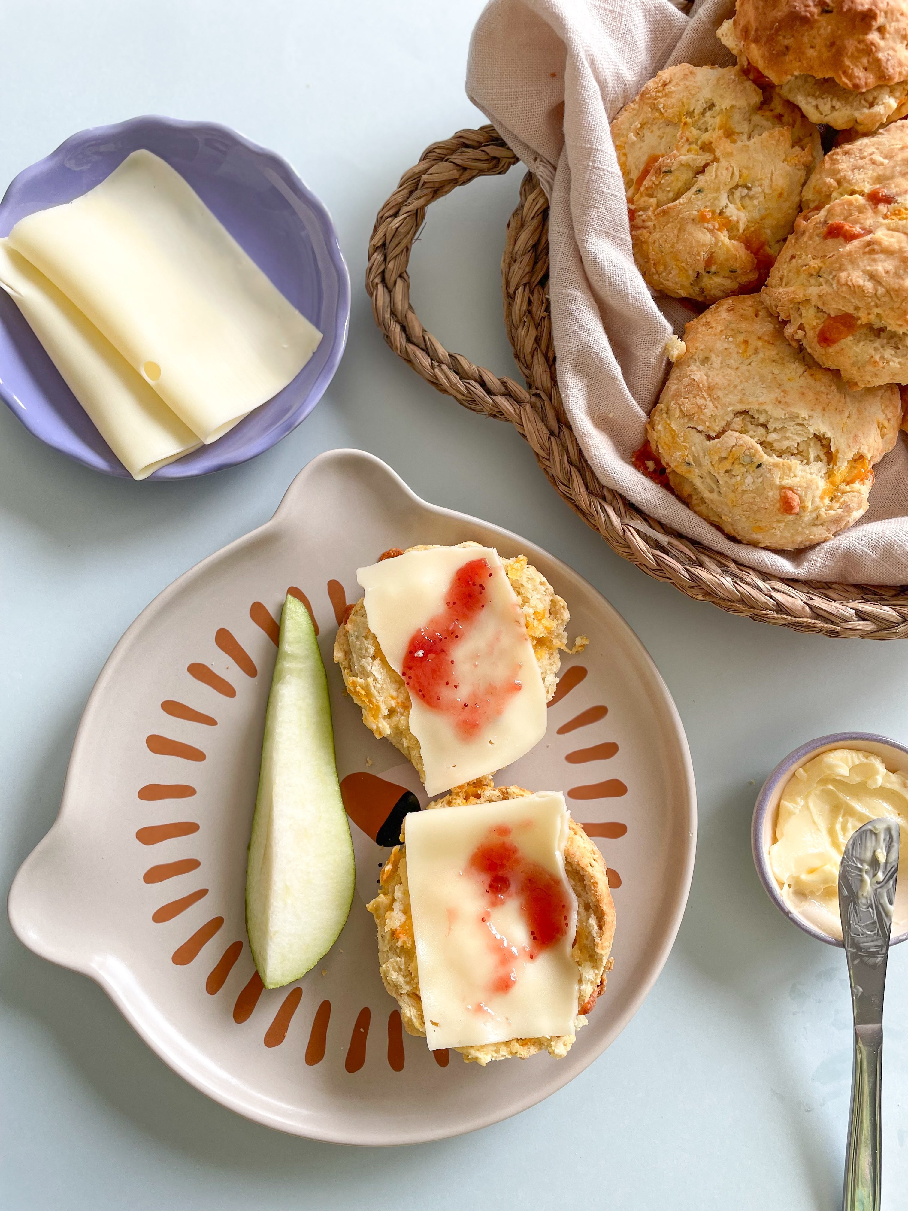 Morot- och cheddarscones