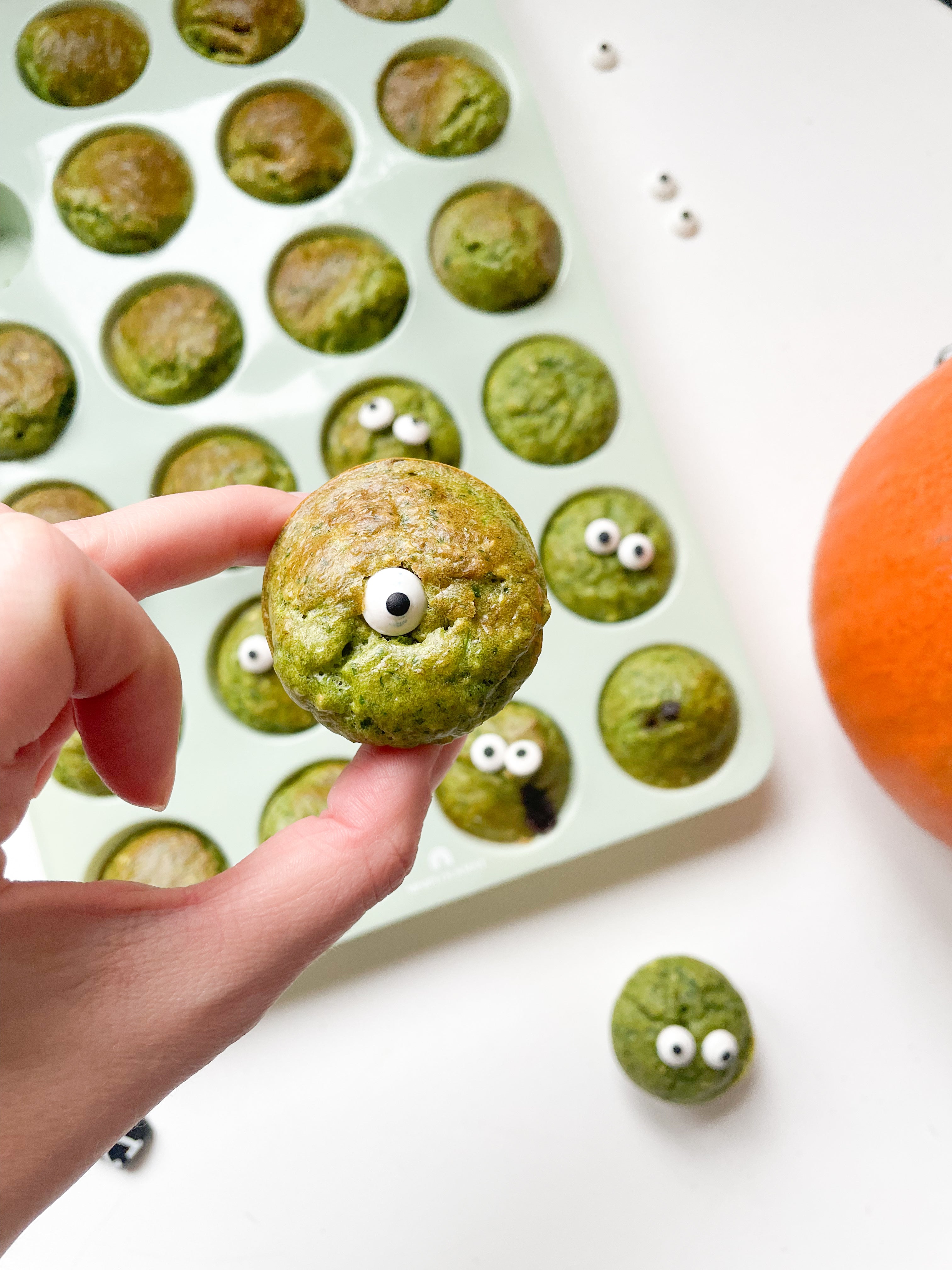 Haloweenmuffins som monstermuffins