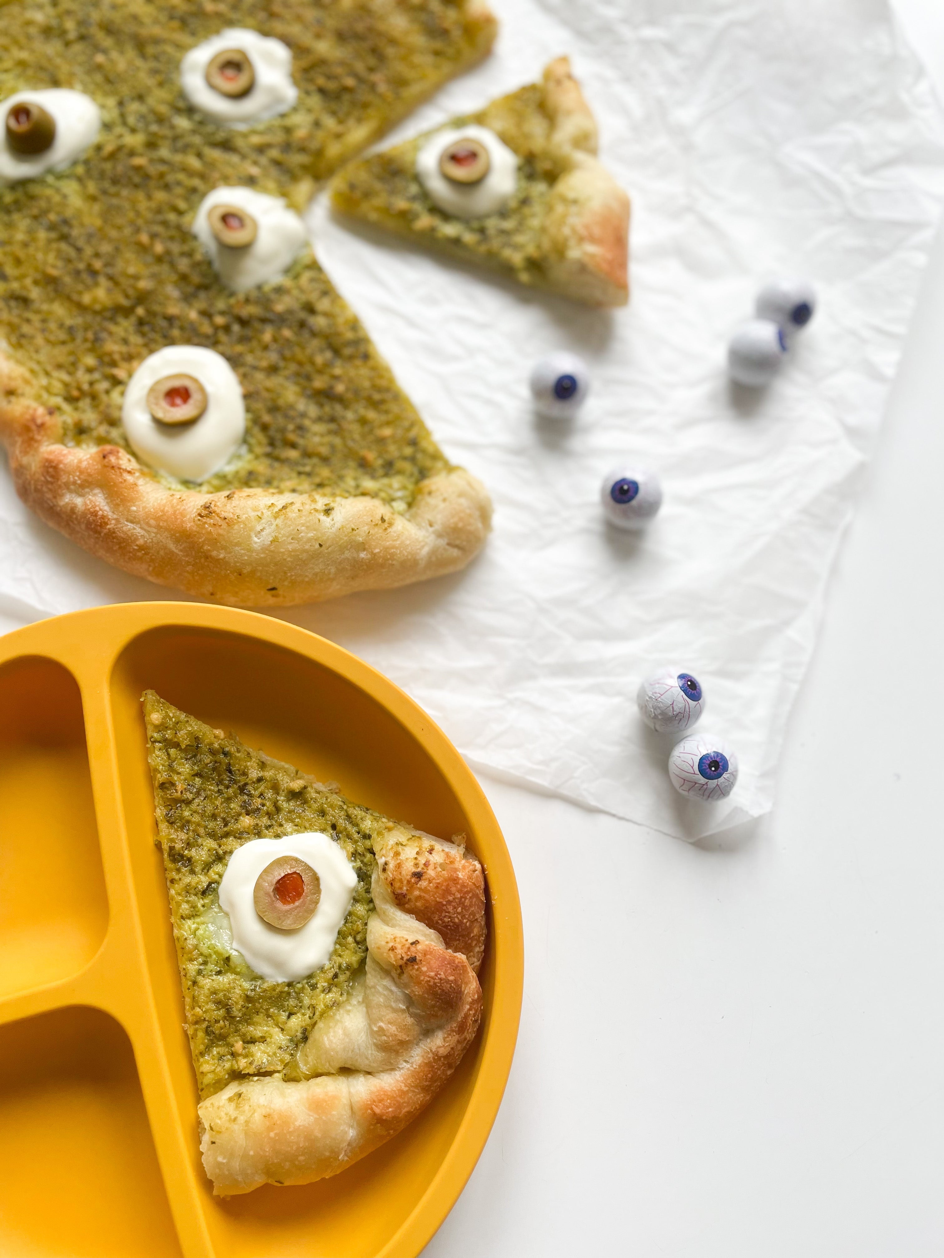 Halloweenpizza med pesto och mozzarella