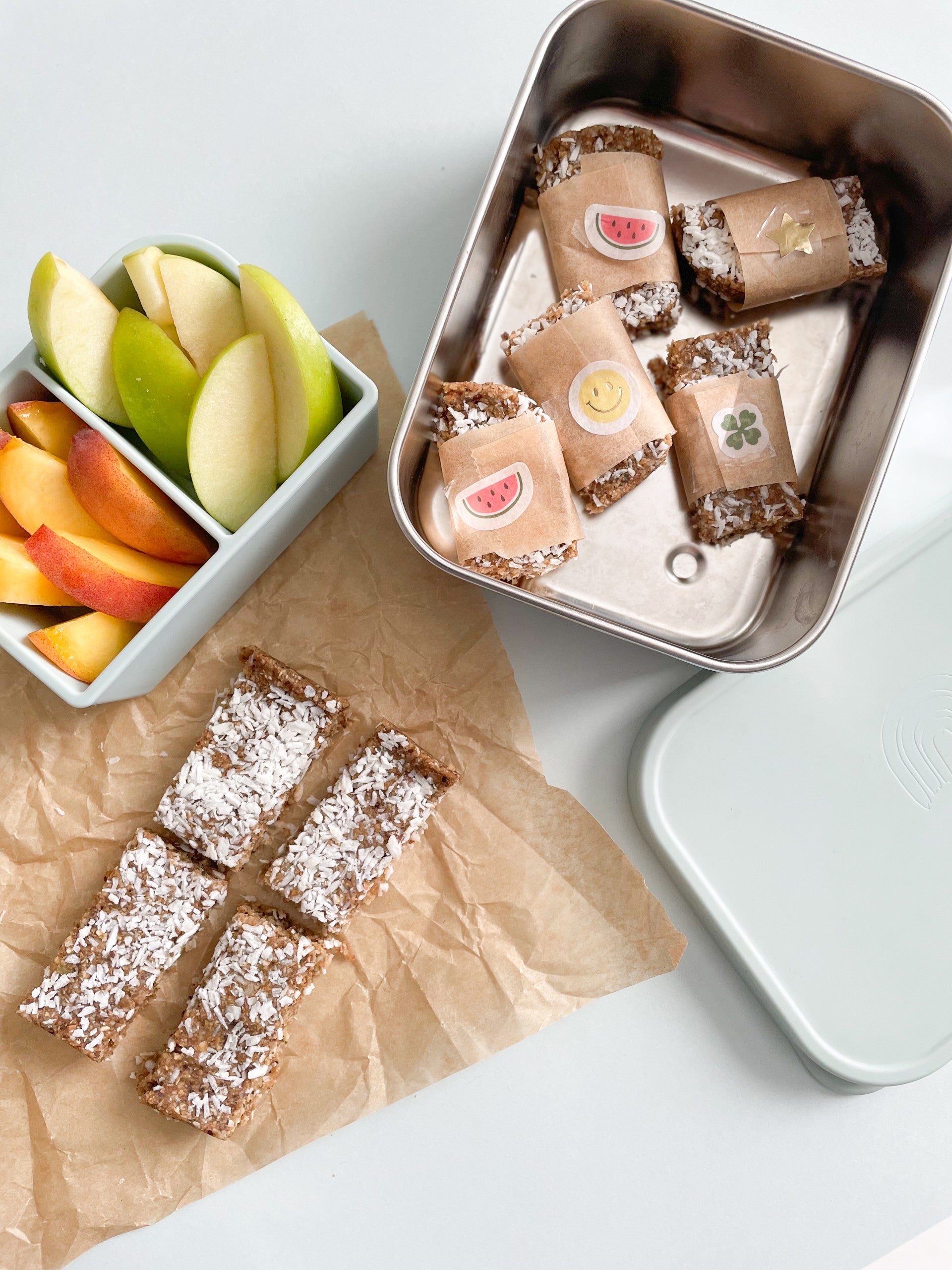 Dadelbars i snacksbox med avtagbar insats