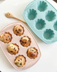 Bananmuffins med chokladknappar bakad i muffinsform i silikon