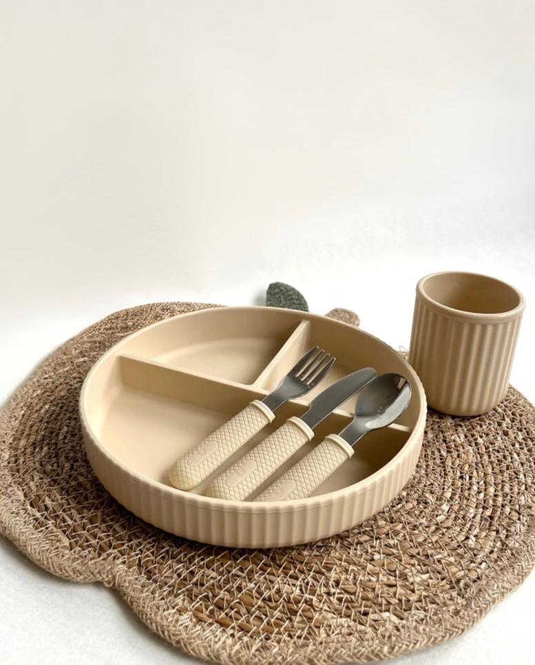 Barntallrik i silikon med mugg och barnbestick i färgen beige