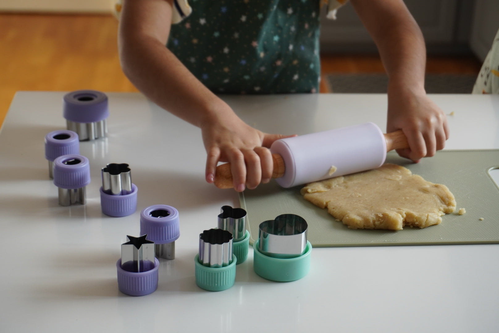 Flicka som bakar med kavel