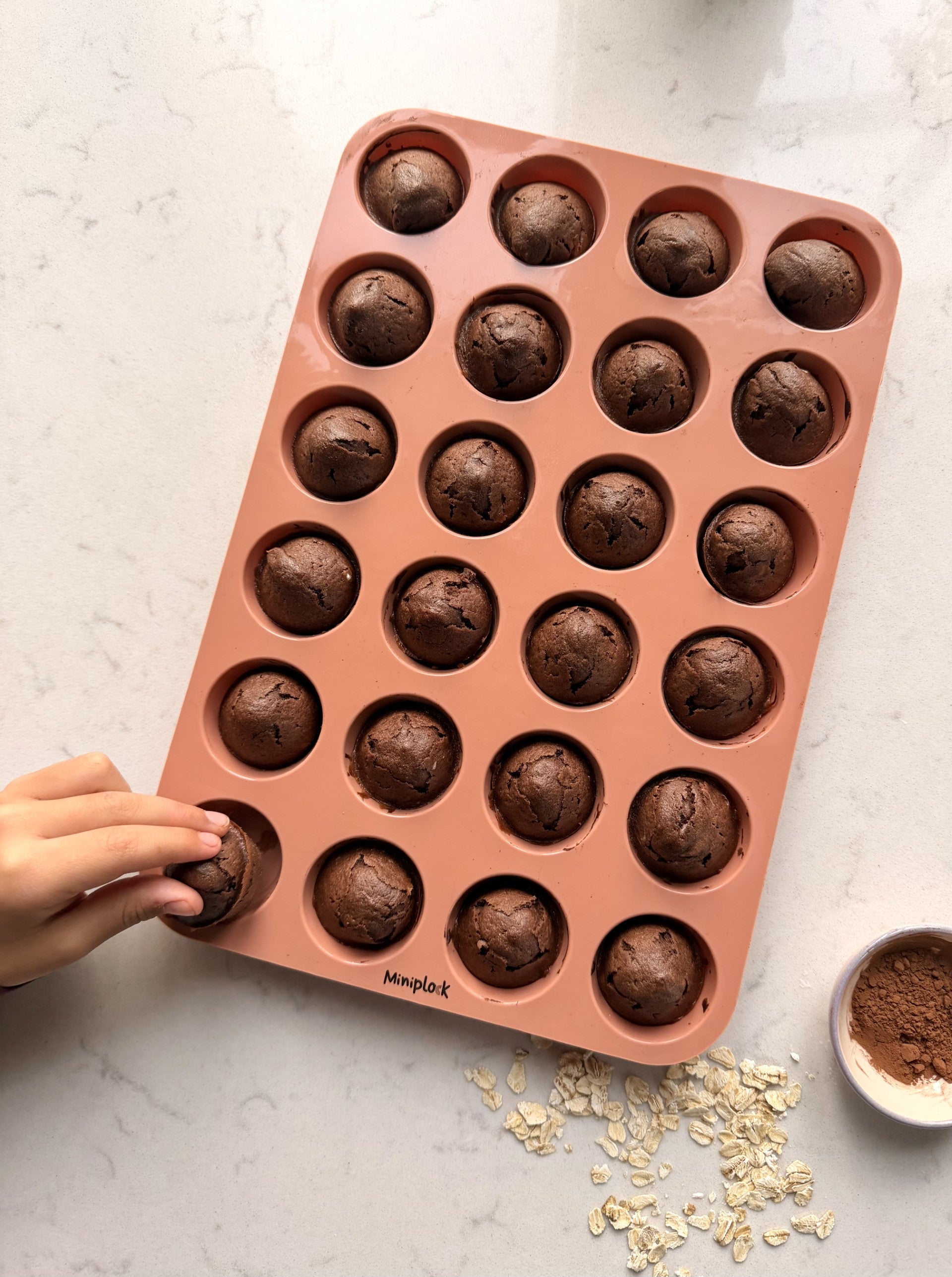 minimuffinsform med muffins i chokladsmak
