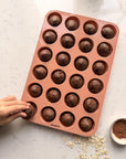 minimuffinsform med muffins i chokladsmak